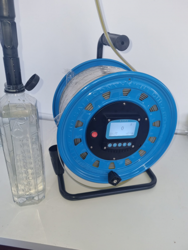Aparat profesional testare apă cu sondă submersibilă și cablu pe tambur | Conductivitate + temperatură