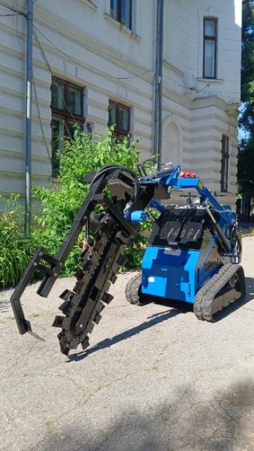 Mini Buldoexcavator cu Multiple Accesorii - Disponibil Imediat