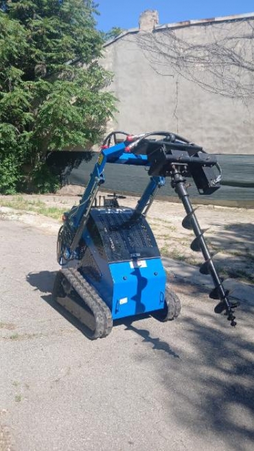 Mini Buldoexcavator cu Multiple Accesorii - Disponibil Imediat