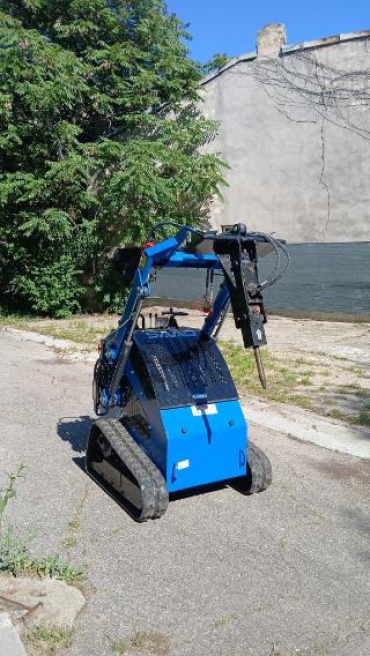 Mini Buldoexcavator cu Multiple Accesorii - Disponibil Imediat