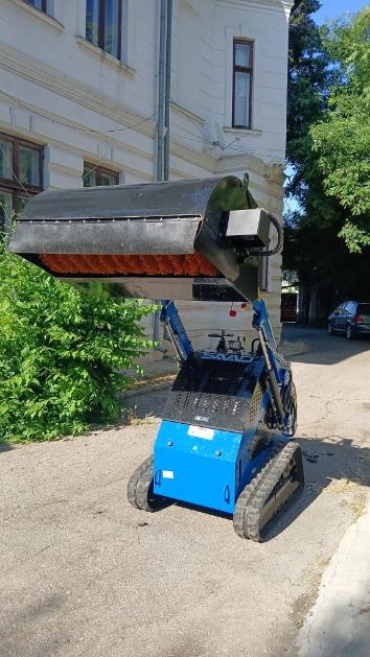 Mini Buldoexcavator cu Multiple Accesorii - Disponibil Imediat