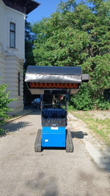 Mini Buldoexcavator cu Multiple Accesorii - Disponibil Imediat