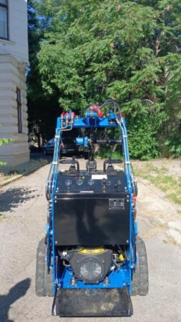 Mini Buldoexcavator cu Multiple Accesorii - Disponibil Imediat