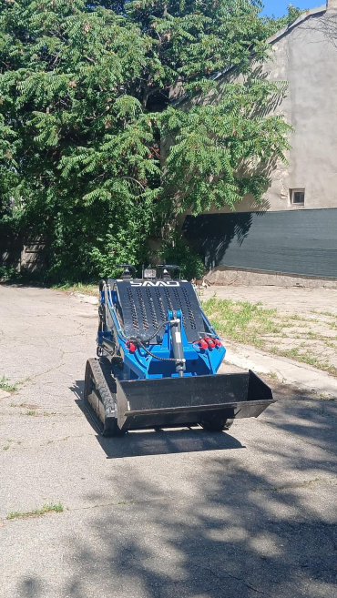 Mini Buldoexcavator cu Multiple Accesorii - Disponibil Imediat