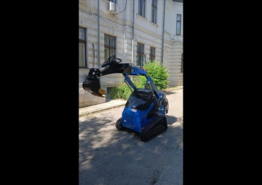 Inchiriere Mini Buldoexcavator cu Telecomanda