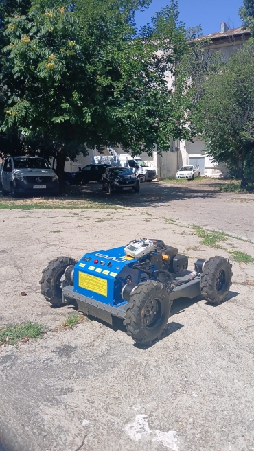 Roboți de Tuns Iarbă cu Telecomandă – Disponibil Imediat